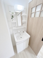 洗面室:シャワー付き洗面化粧台