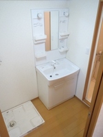 洗面室:シャワー付き洗面化粧台・洗濯機置き場（反転）