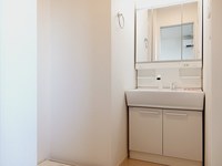 洗面室:シャワー付き洗面化粧台