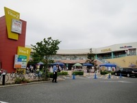 周辺環境:ウニクス南古谷（ヤオコー・スギ薬局・セキチュー他専門店）