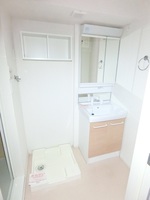 洗面室:シャワー付き洗面化粧台