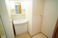 洗面室:シャワー付き洗面化粧台・洗濯機置き場