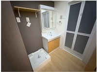 洗面室:シャワー付き洗面化粧台・洗濯機置き場