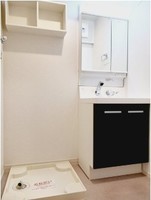 洗面室:シャワー付き洗面化粧台・洗濯機置き場