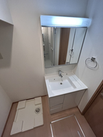 洗面室:シャワー付き洗面化粧台・洗濯機置き場（反転）