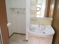 洗面室:シャワー付き洗面化粧台・洗濯機置き場