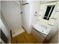 洗面室:シャワー付き洗面化粧台・洗濯機置き場