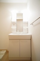 洗面室:シャワー付き洗面化粧台・洗濯機置き場