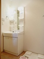 洗面室:シャワー付洗面化粧台・洗濯機置き場