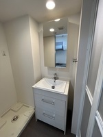 洗面室:シャワー付洗面化粧台