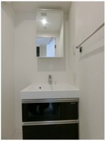 洗面室:シャワー付き洗面化粧台