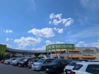 周辺環境:ウニクス南古谷（ヤオコー・スギ薬局・セキチュー他専門店）