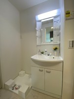 洗面室:シャワー付き洗面化粧台・洗濯機置き場