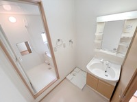 洗面室:シャワー付き洗面化粧台・洗濯機置き場