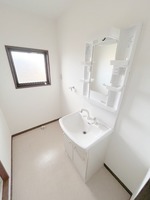 洗面室:シャワー付き洗面化粧台・洗濯機置き場（反転）