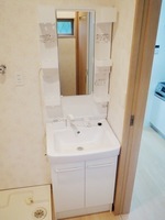 洗面室:シャワー付き洗面化粧台・洗濯機置き場（反転）