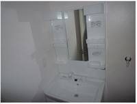 洗面室:シャワー付き洗面化粧台・洗濯機置き場