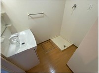 洗面室:シャワー付き洗面化粧台・洗濯機置き場